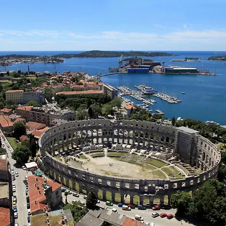 Apartment With A Parking Space - 16333 Pula